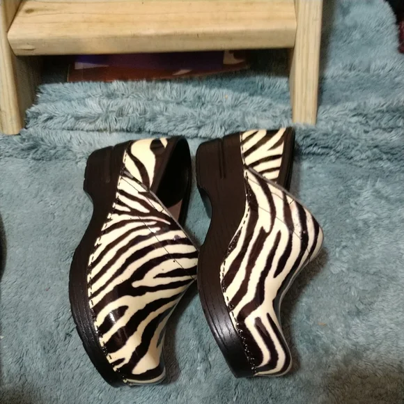 SOLD🦓🦓•Dansko🦓 Women's Clogs Size 37 Designer Zebra Stripes🦓 Patent Leather. - Picture 3 of 12